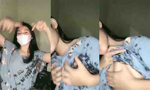 Bokep fiyah pakai daster remas remas tetek